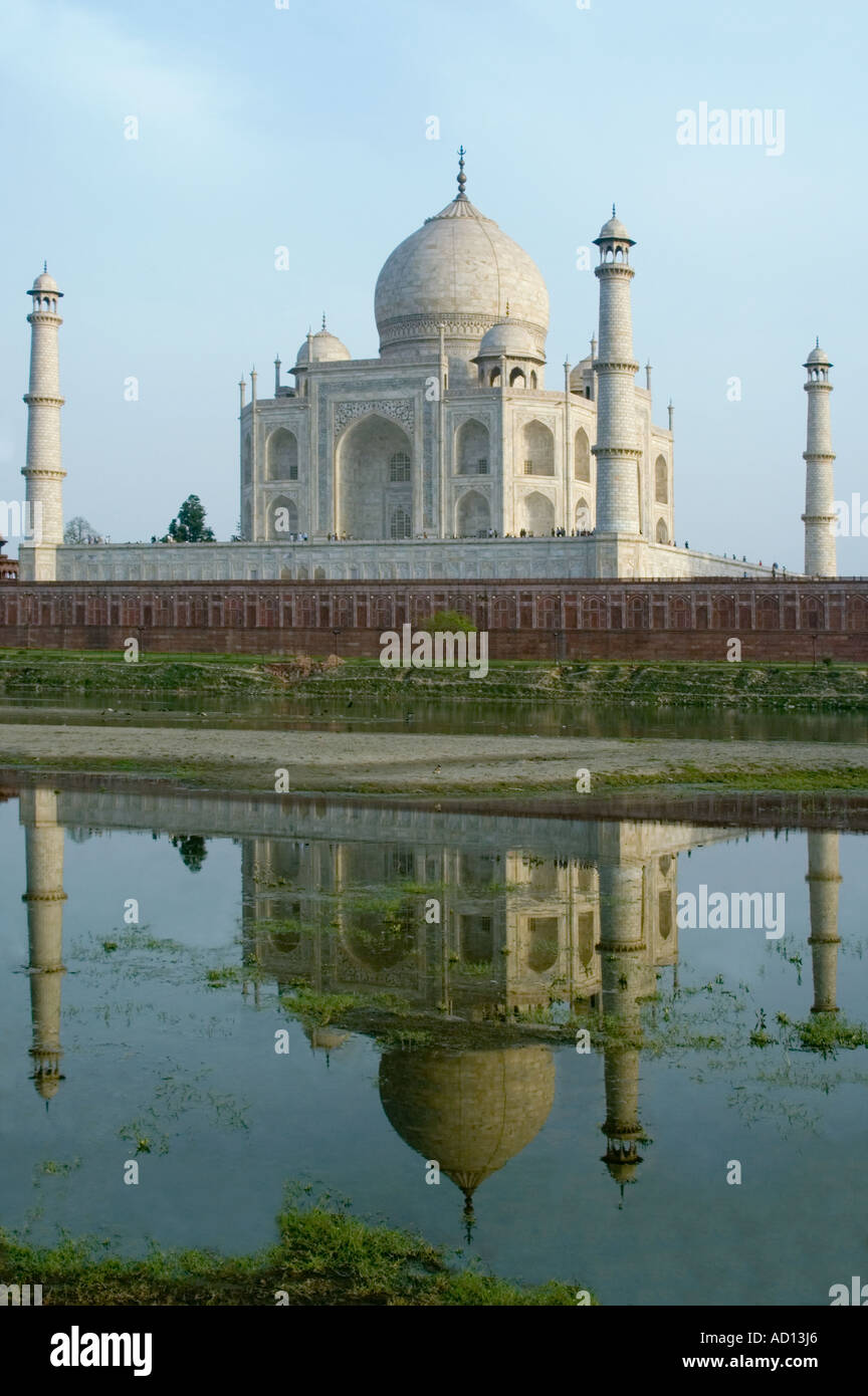 L'Inde Uttar Pradesh Agra Avril 2006. Grand angle vertical de l'arrière du Taj Mahal d'élévation de l'autre côté de la rivière Yamuna Banque D'Images