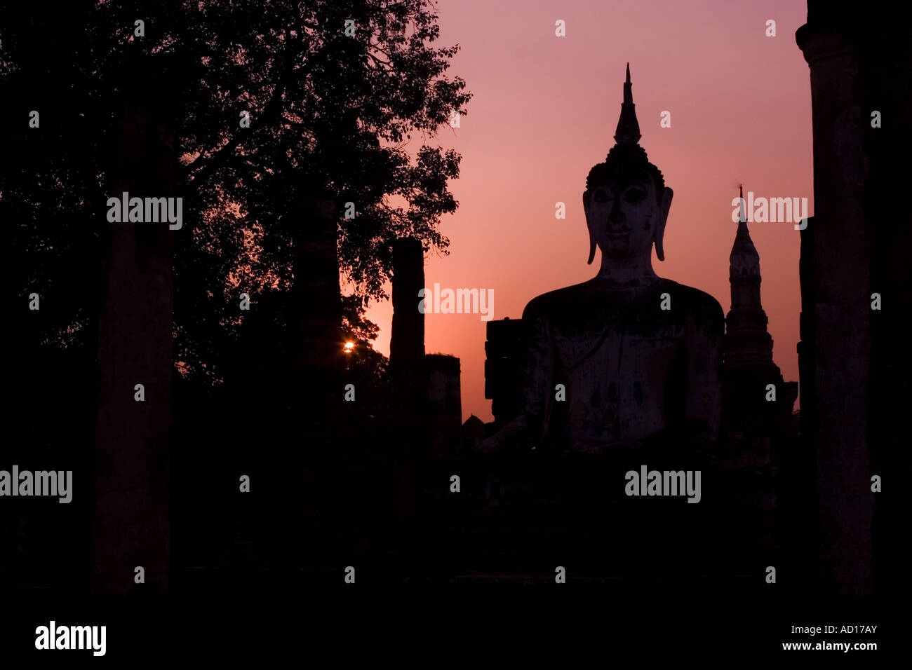 Bouddha assis, Wat Mahathat, Parc historique de Sukhothaï, Sukhothai, Thaïlande Banque D'Images