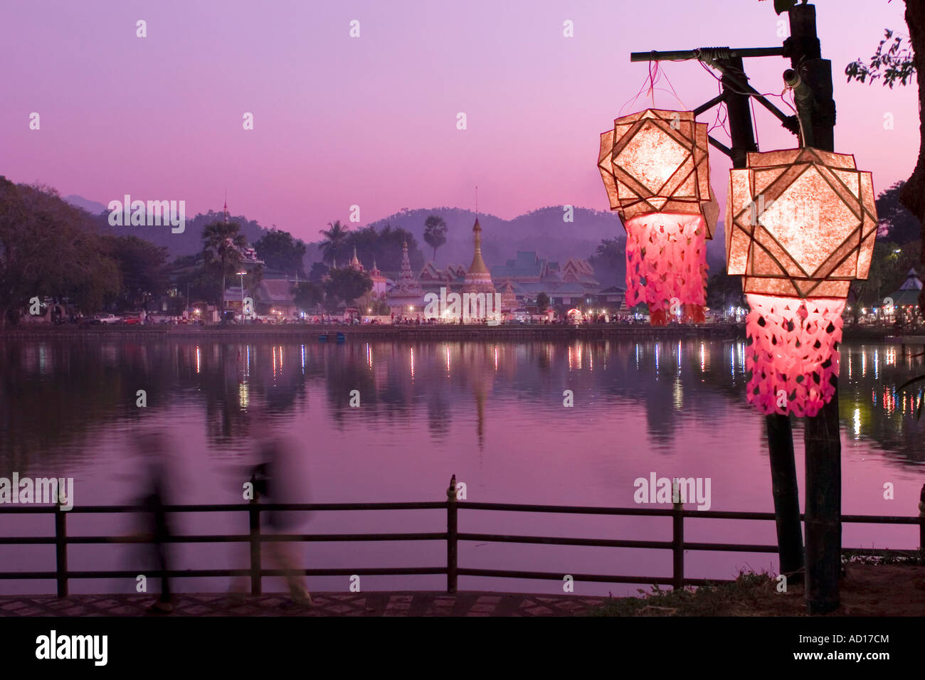 Jong Kham Lake & Wat Chong Kham, Mae Hong Son, Thaïlande Banque D'Images