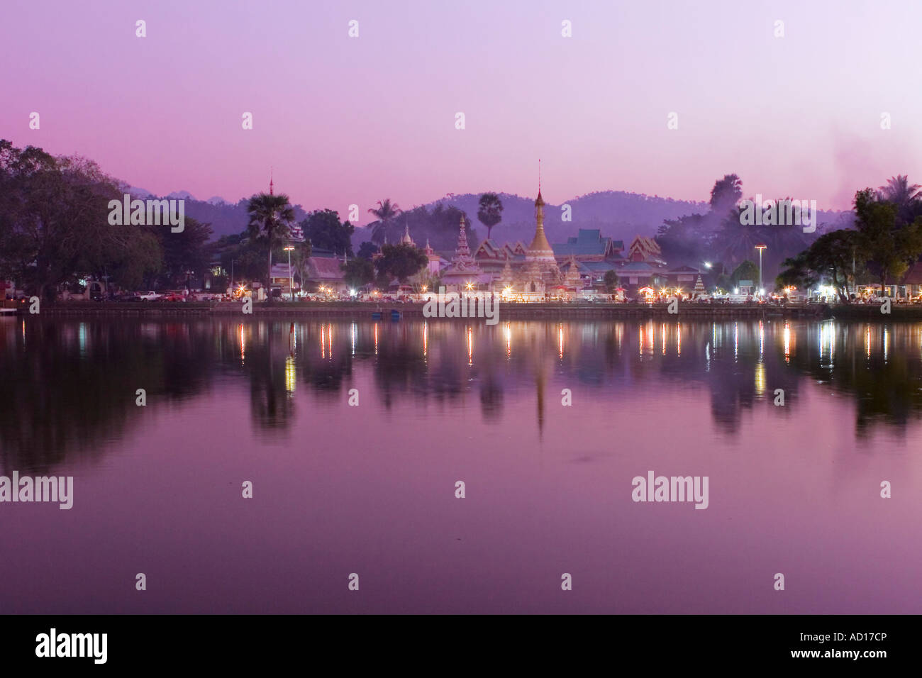 Jong Kham Lake & Wat Chong Kham, Mae Hong Son, Thaïlande Banque D'Images