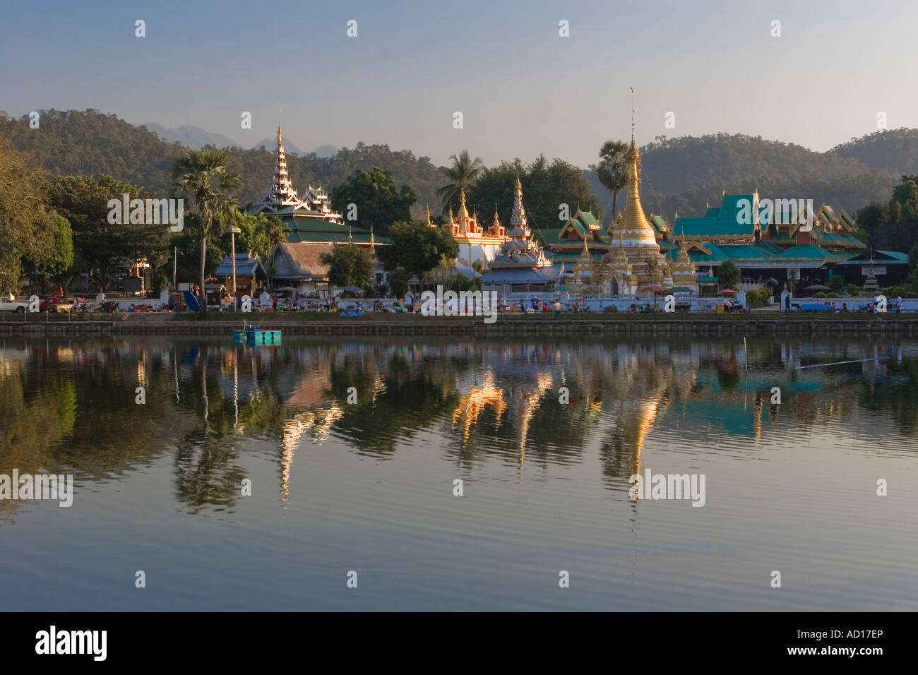 Jong Kham Lake & Wat Chong Kham, Mae Hong Son, Thaïlande Banque D'Images