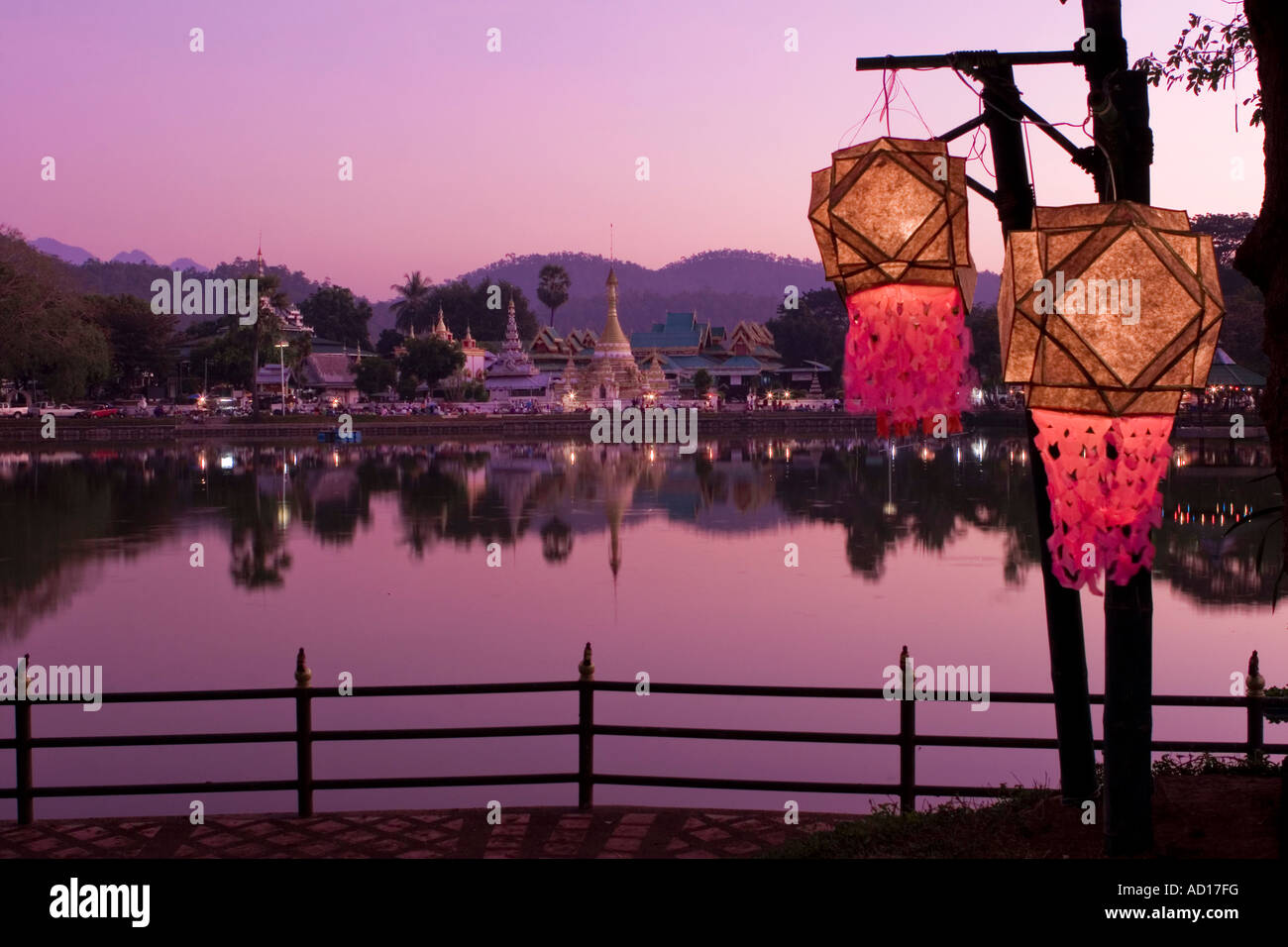 Jong Kham Lake & Wat Chong Kham, Mae Hong Son, Thaïlande Banque D'Images