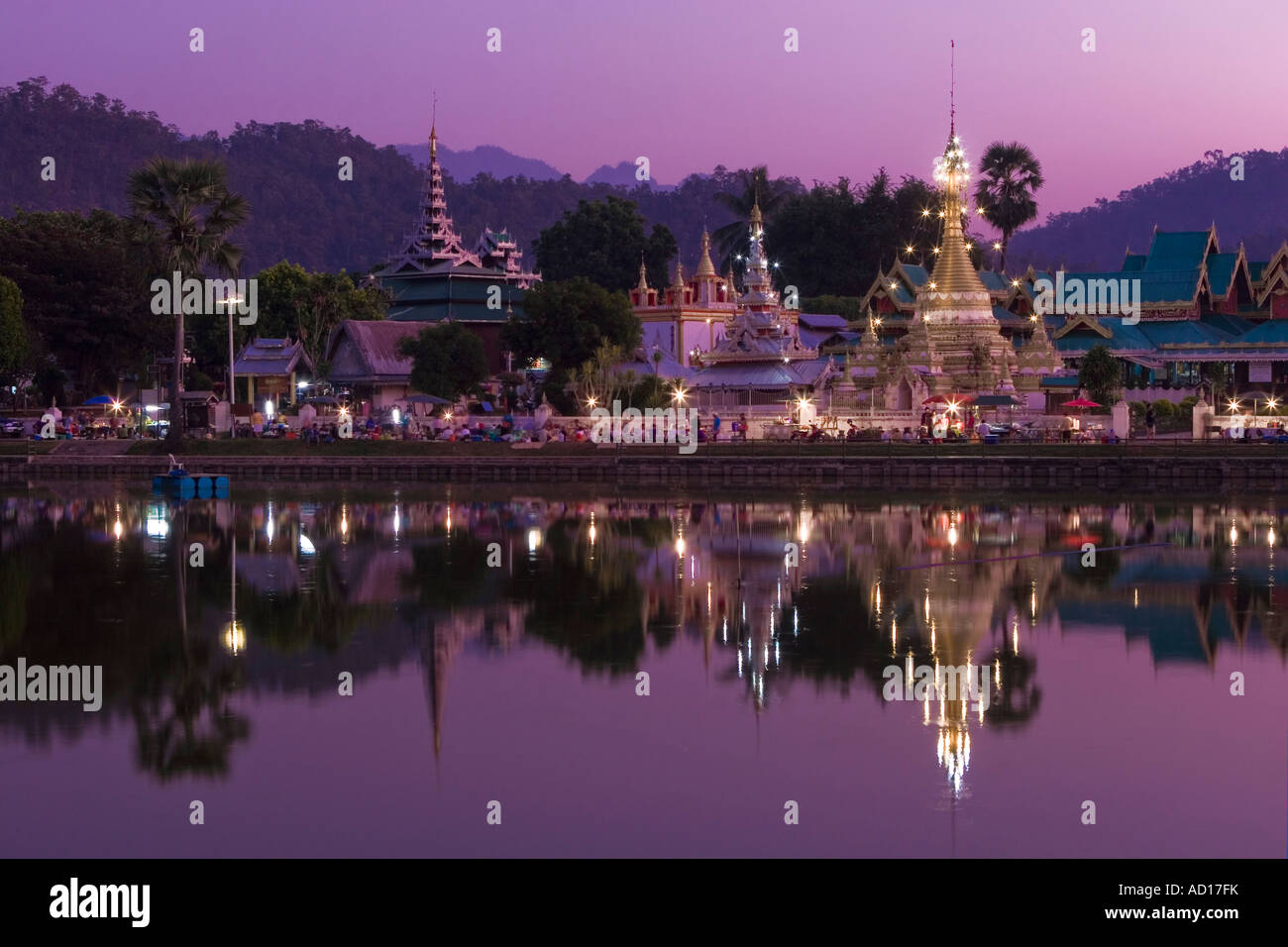 Jong Kham Lake & Wat Chong Kham, Mae Hong Son, Thaïlande Banque D'Images