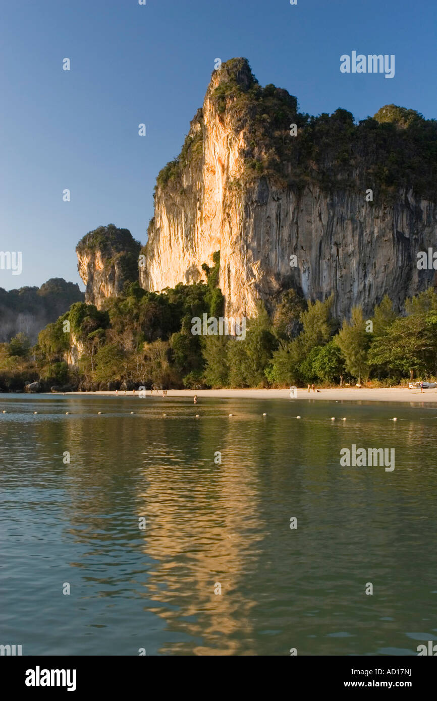 Falaises de calcaire, Laem Phra Nang Péninsule, province de Krabi, Thaïlande Banque D'Images