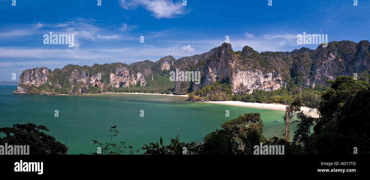 Falaises calcaires et de l'Ouest Rai Leh Beach, Laem Phra Nang Péninsule, province de Krabi, Thaïlande Banque D'Images