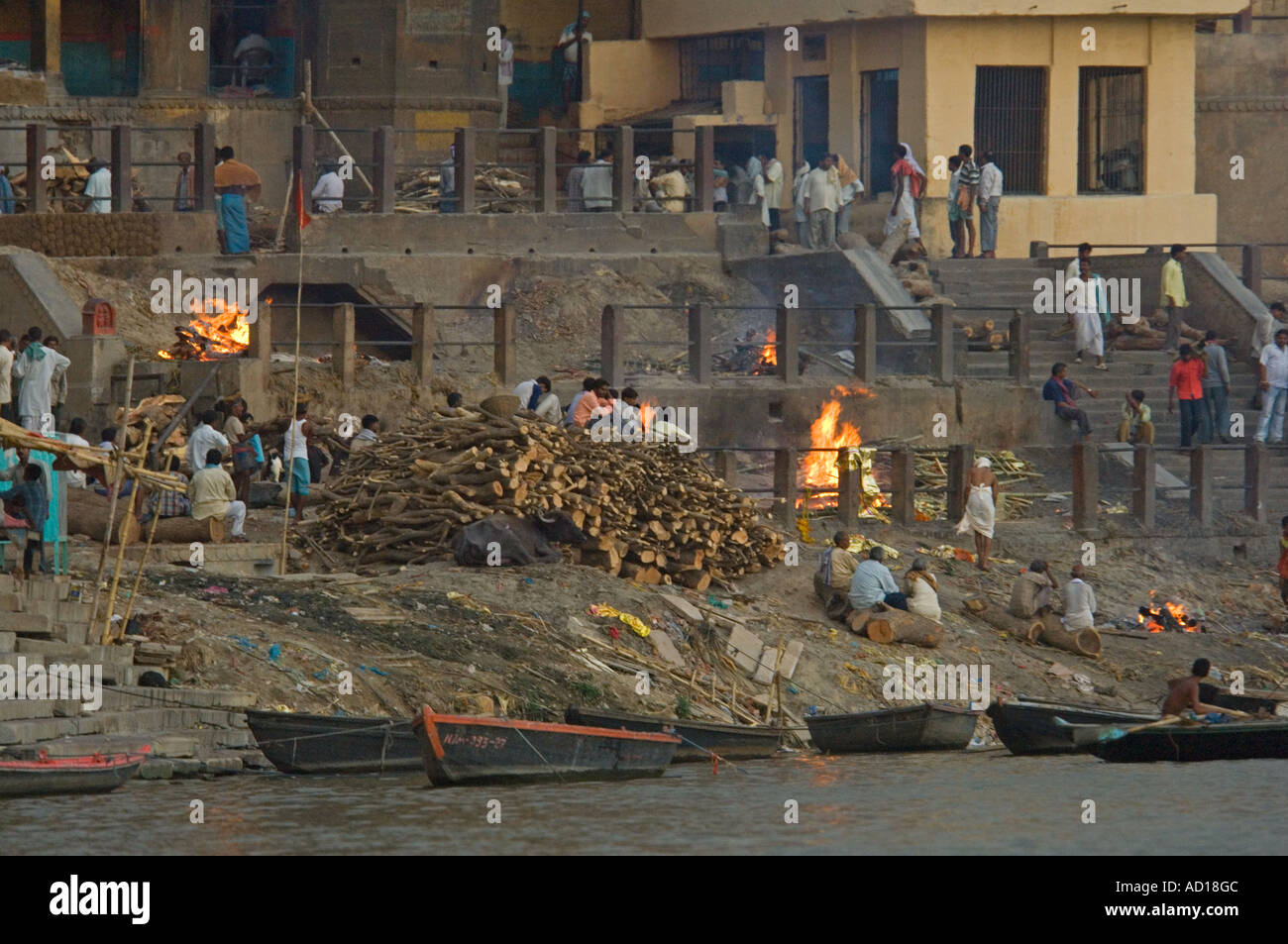 Manikarnika Ghats de Varanasi sont où les morts sont incinérés en vue ouverte. Banque D'Images