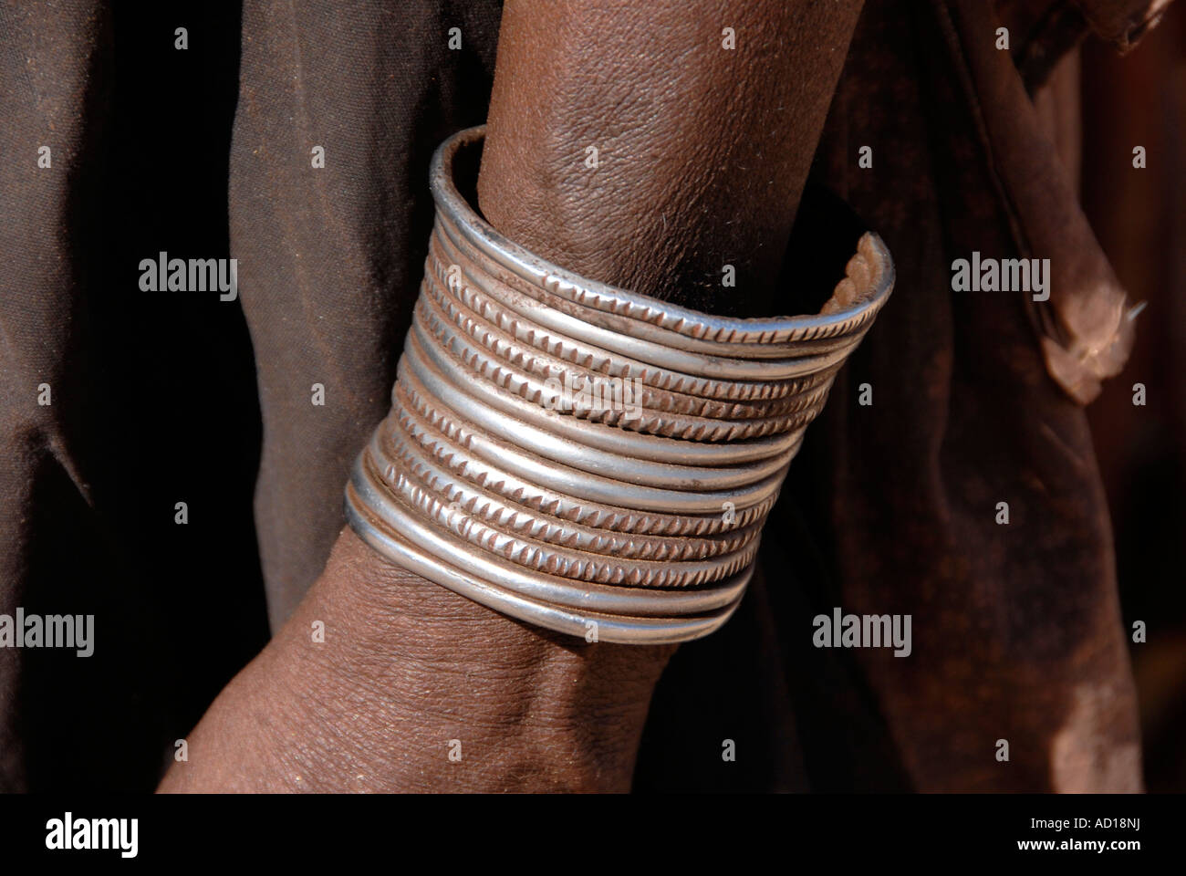 Bracelet de bras Himba Namibie Afrique Australe Kaokoveld Banque D'Images
