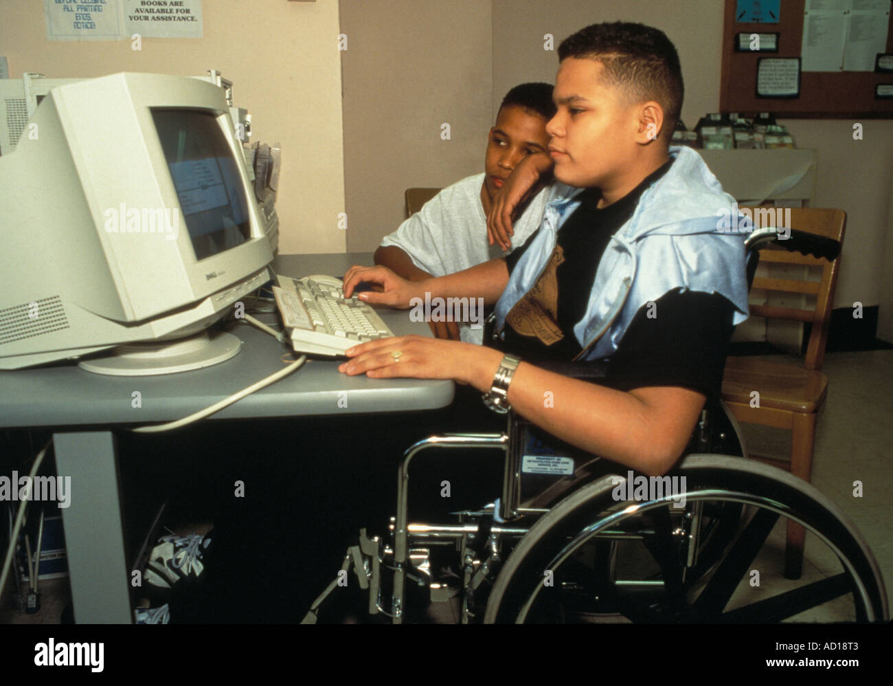 Avec des adolescents handicapés ami travaillant sur un projet sur un ordinateur à la direction générale de la Bibliothèque publique de New York Banque D'Images