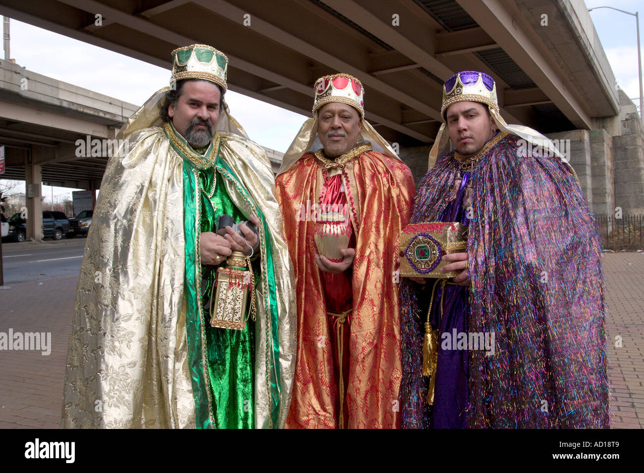 Les hommes en costume fête Jour des Trois Rois à Brooklyn New York Banque D'Images