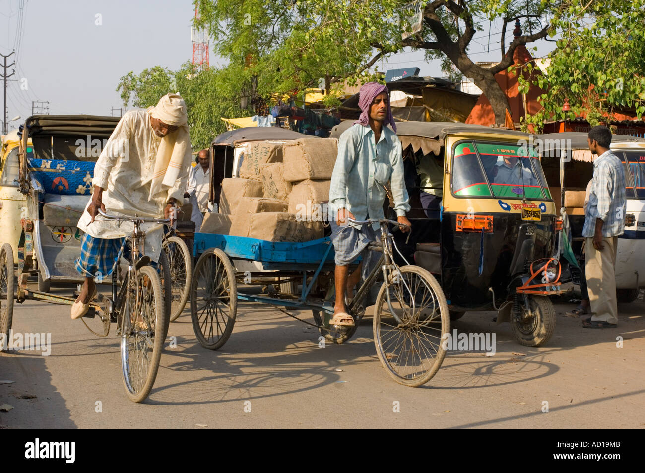 Une scène de rue chaotique typique à Varanasi avec randonnée et auto rickshaws (Tuk Tuks) sur les rues animées. Banque D'Images