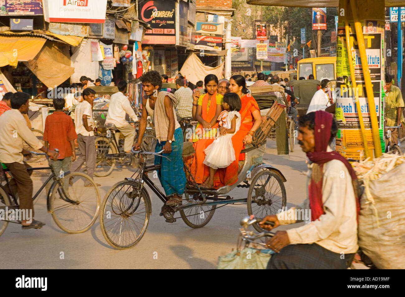 Une scène de rue à Varanasi avec une famille sur un cycle rickshaw. Vitesse d'obturation lente et le panoramique de flou. Banque D'Images