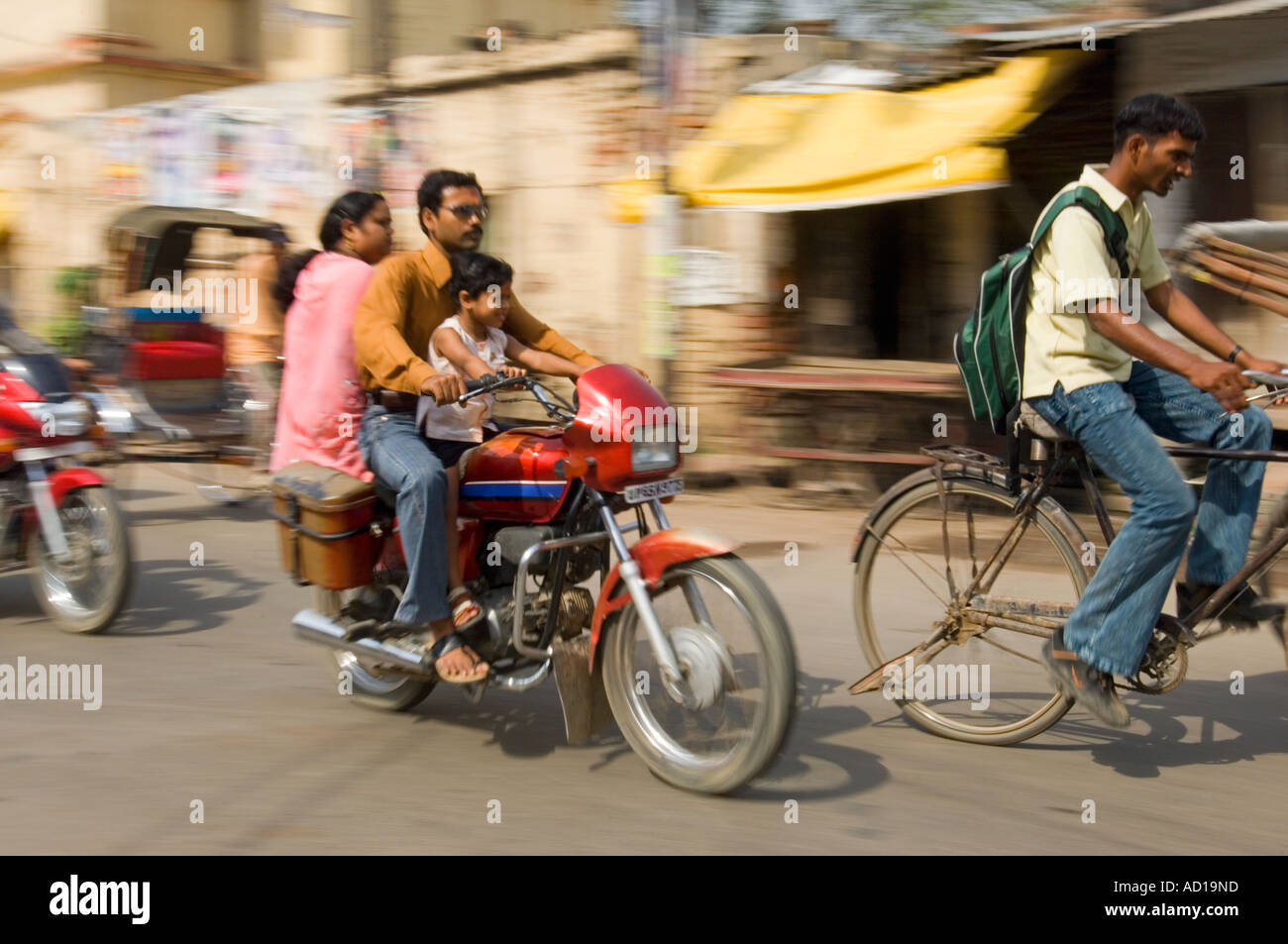 Une famille sur une moto ne portaient pas de casques à Varanasi. Vitesse d'obturation lente et le panoramique de flou. Banque D'Images