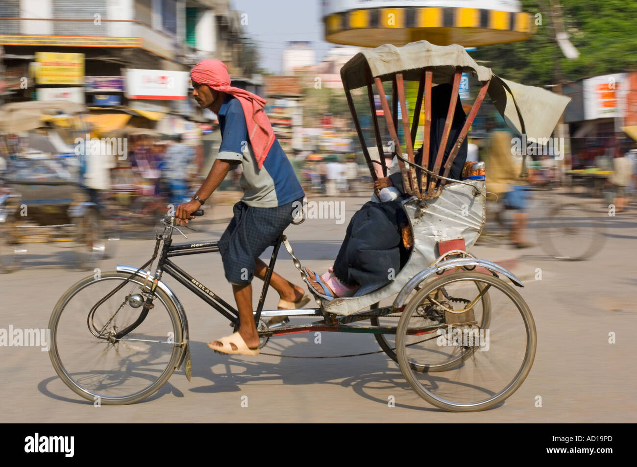 Une femme musulmane indienne sur un cycle rickshaw à Varanasi. Vitesse d'obturation lente et le panoramique de flou. Banque D'Images