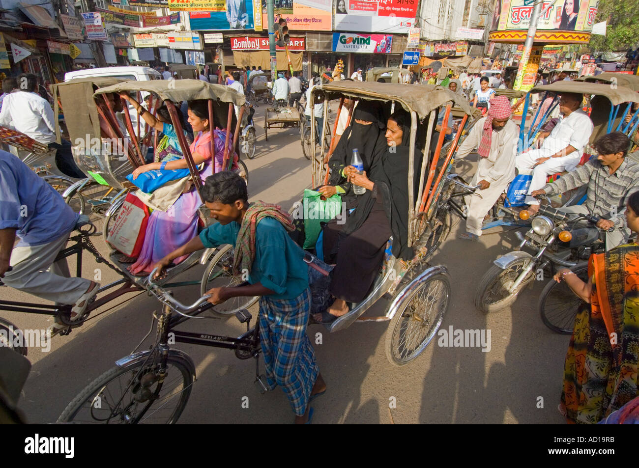 Un grand angle de champ de l'image élevée au milieu d'une rue animée à Varanasi junction. Banque D'Images