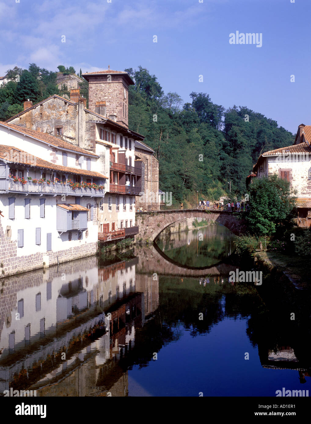 St-Jean-Pied-de-Port, vue sur le pont sur la Nive et de l'église Banque D'Images