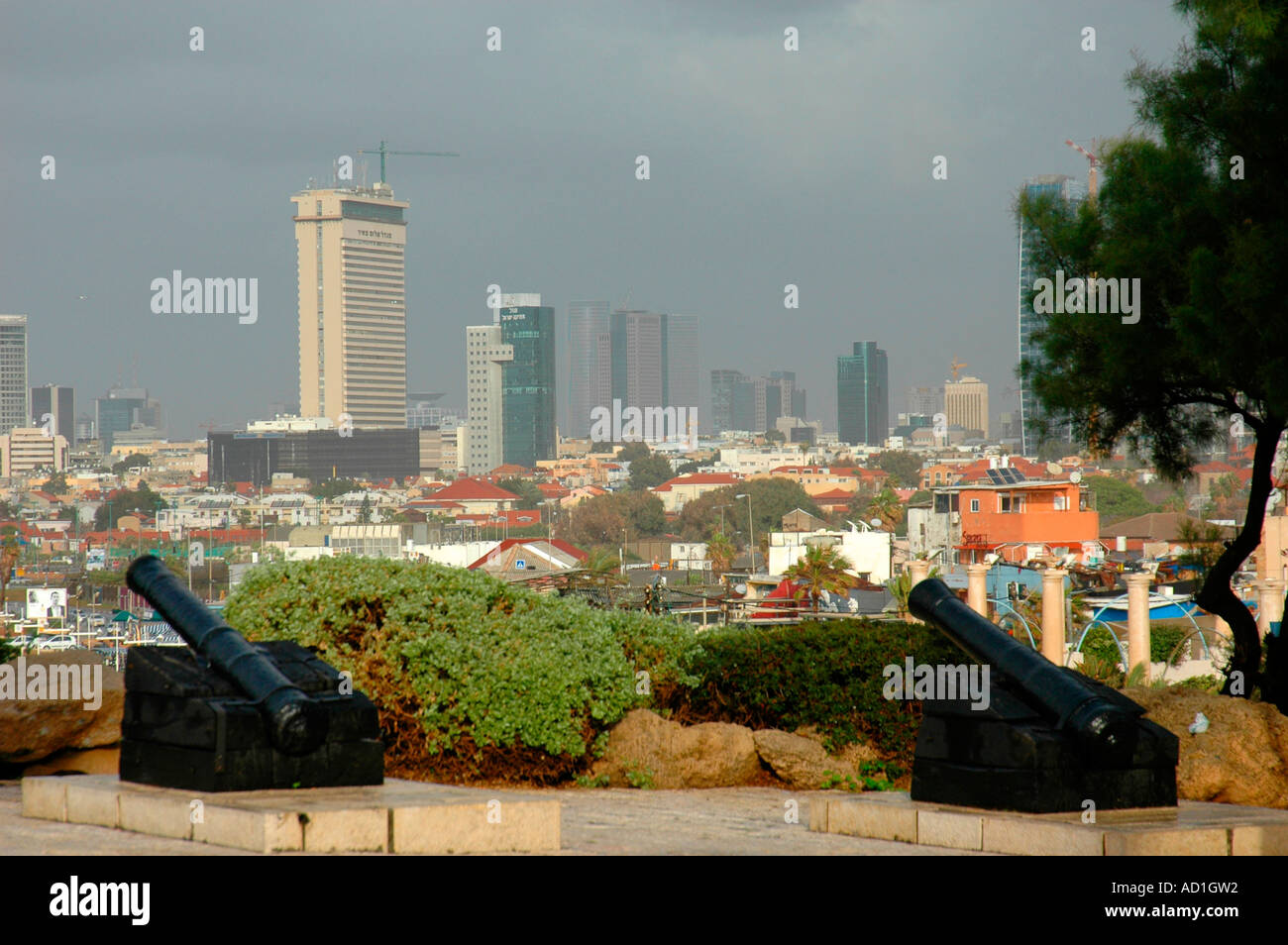 3 vieux canons surplombant de Jaffa Tel Aviv Banque D'Images