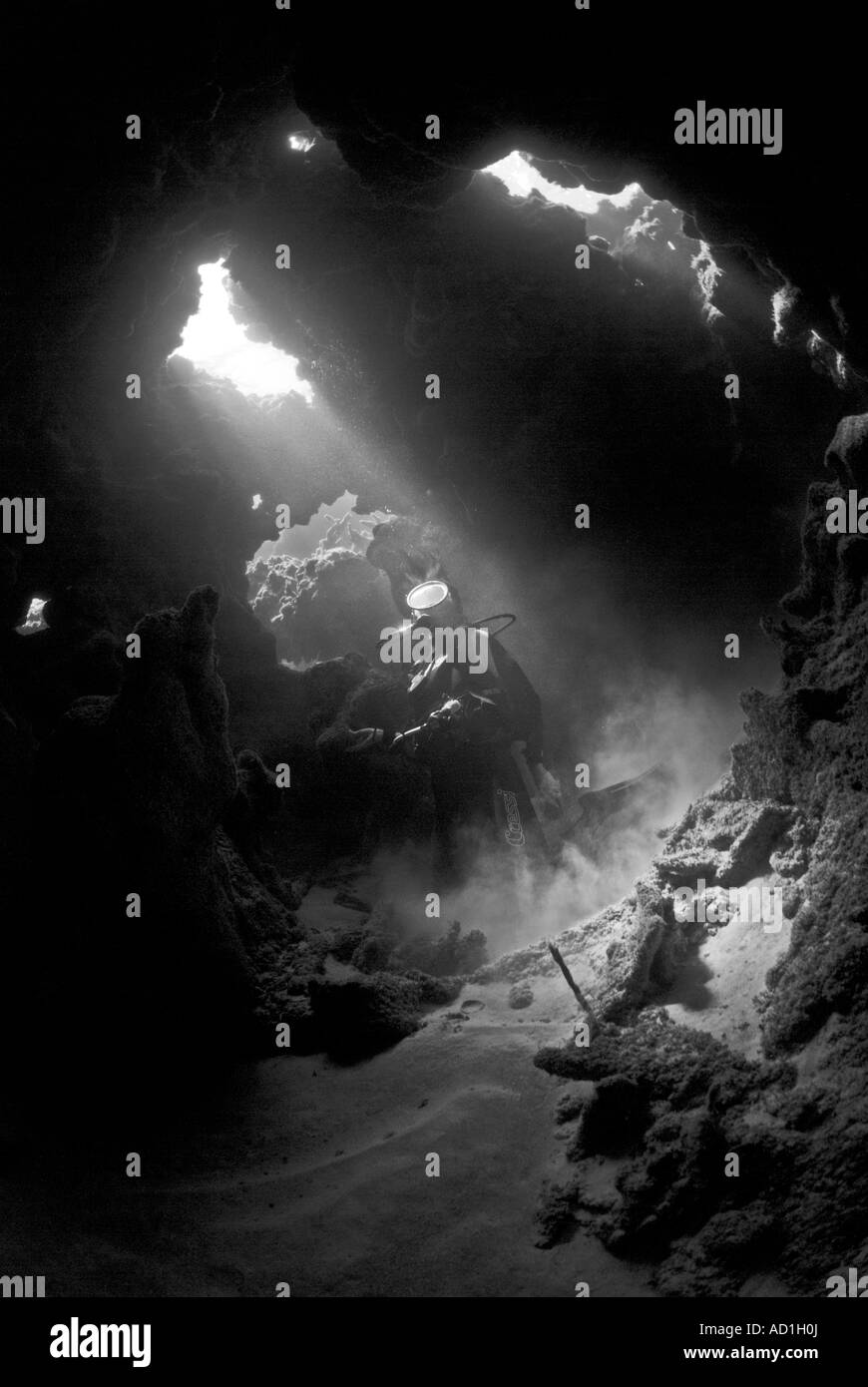 Dans cave diver BVI, îles Vierges britanniques, sous-marin, caverne, noir et blanc, rayons de soleil, femme plongeur, noire, masques, fotosub, Banque D'Images