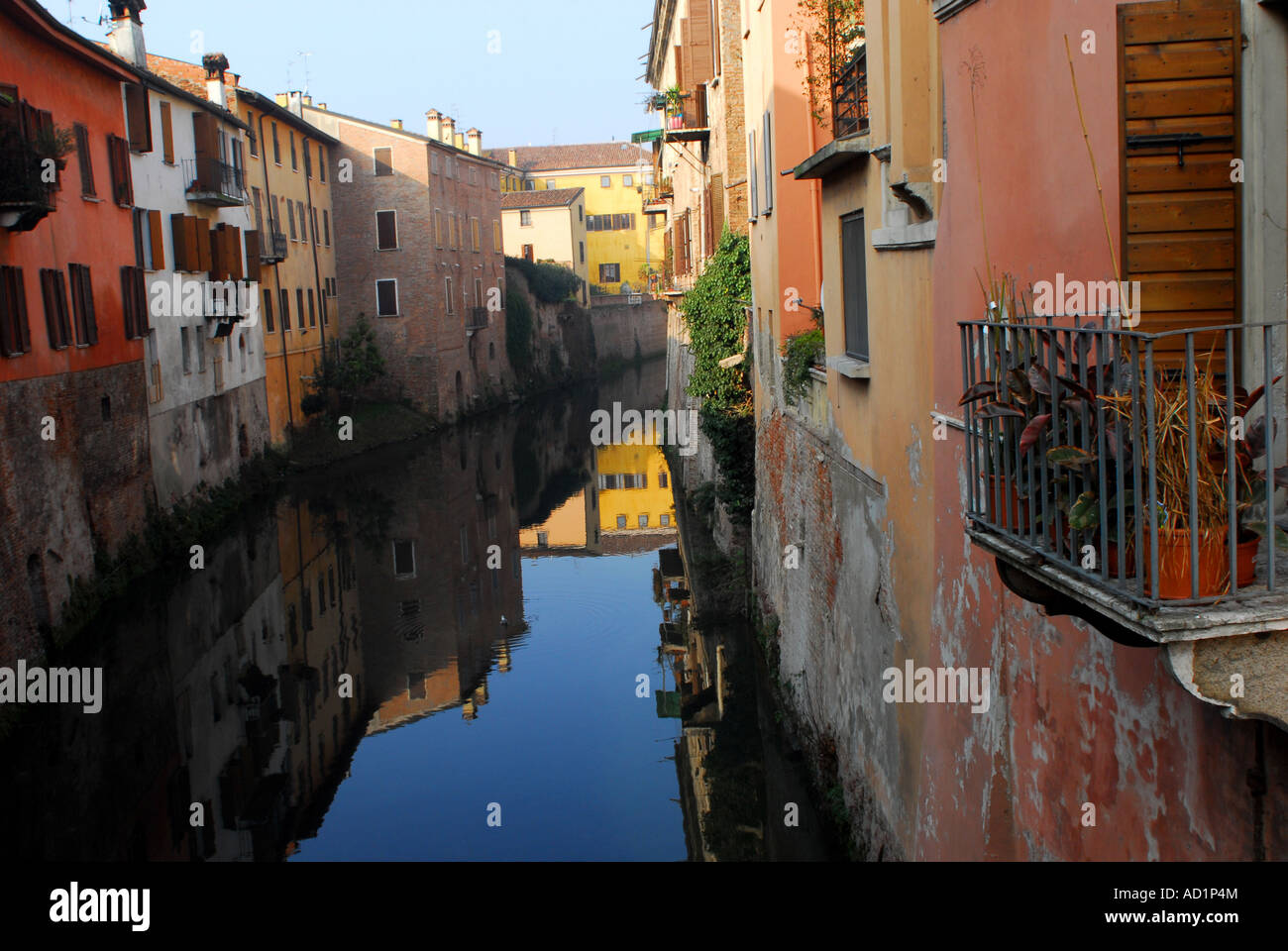 Mantova's canal vu de la via Pomponazzo Banque D'Images