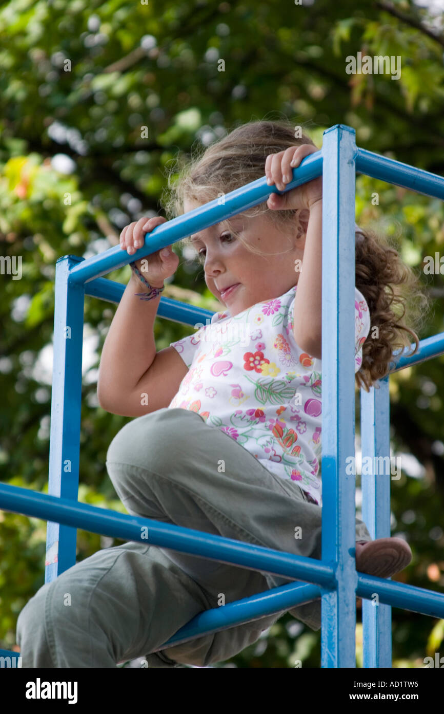 Petite fille à l'aire de jeux Banque D'Images