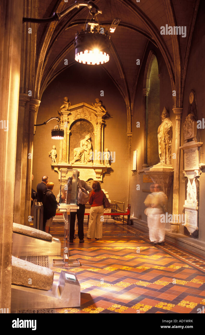 Monuments historiques à l'intérieur de la Cathédrale St Patrick à Dublin en Irlande Banque D'Images