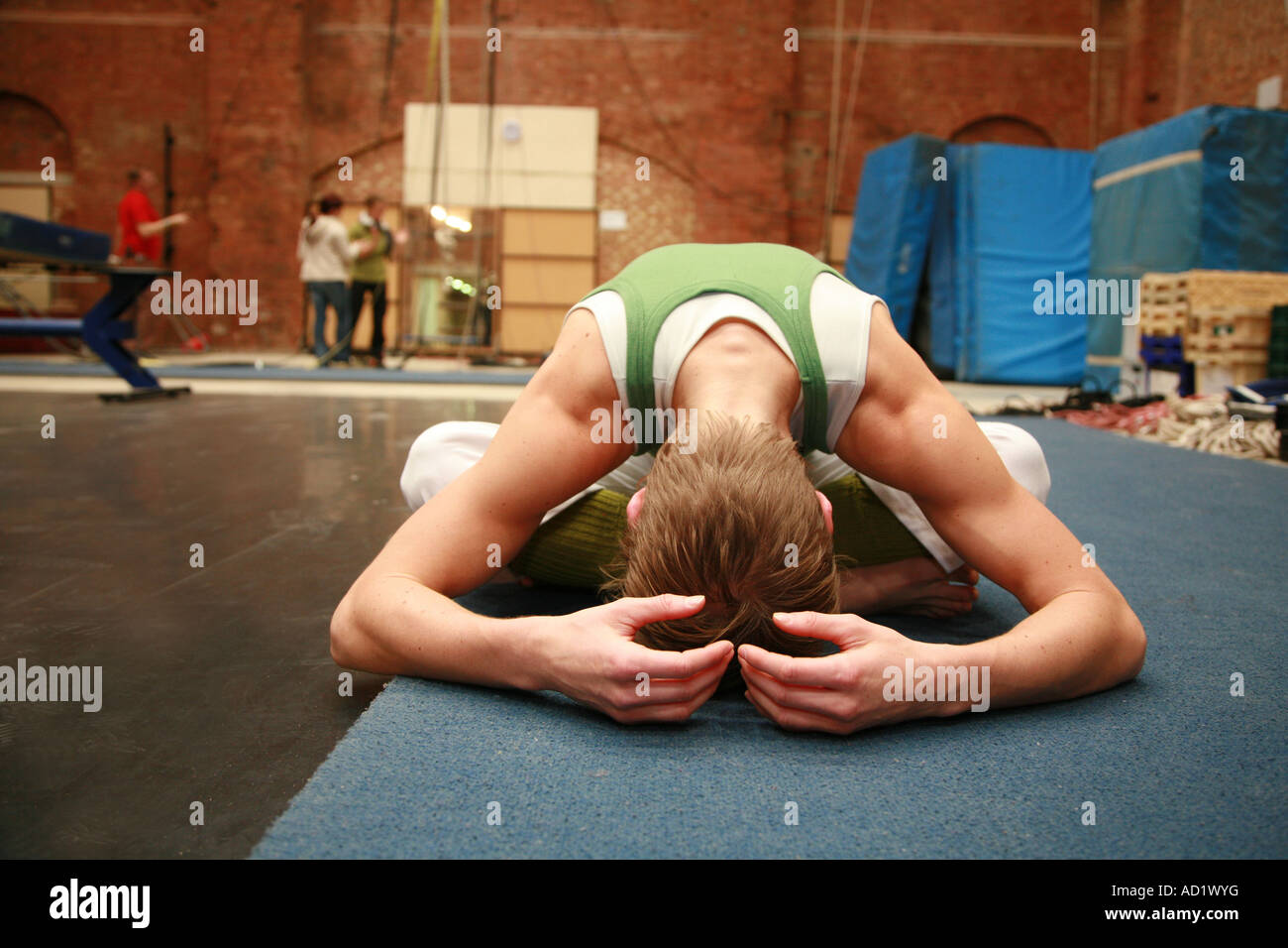 Un artiste s'étend avant la formation dans le Circus Space à Hoxton Londres Banque D'Images