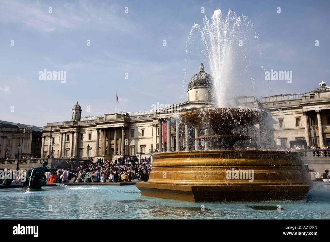 Fontaine et Galerie Nationale. Trafalgar Square, London, England, UK Banque D'Images