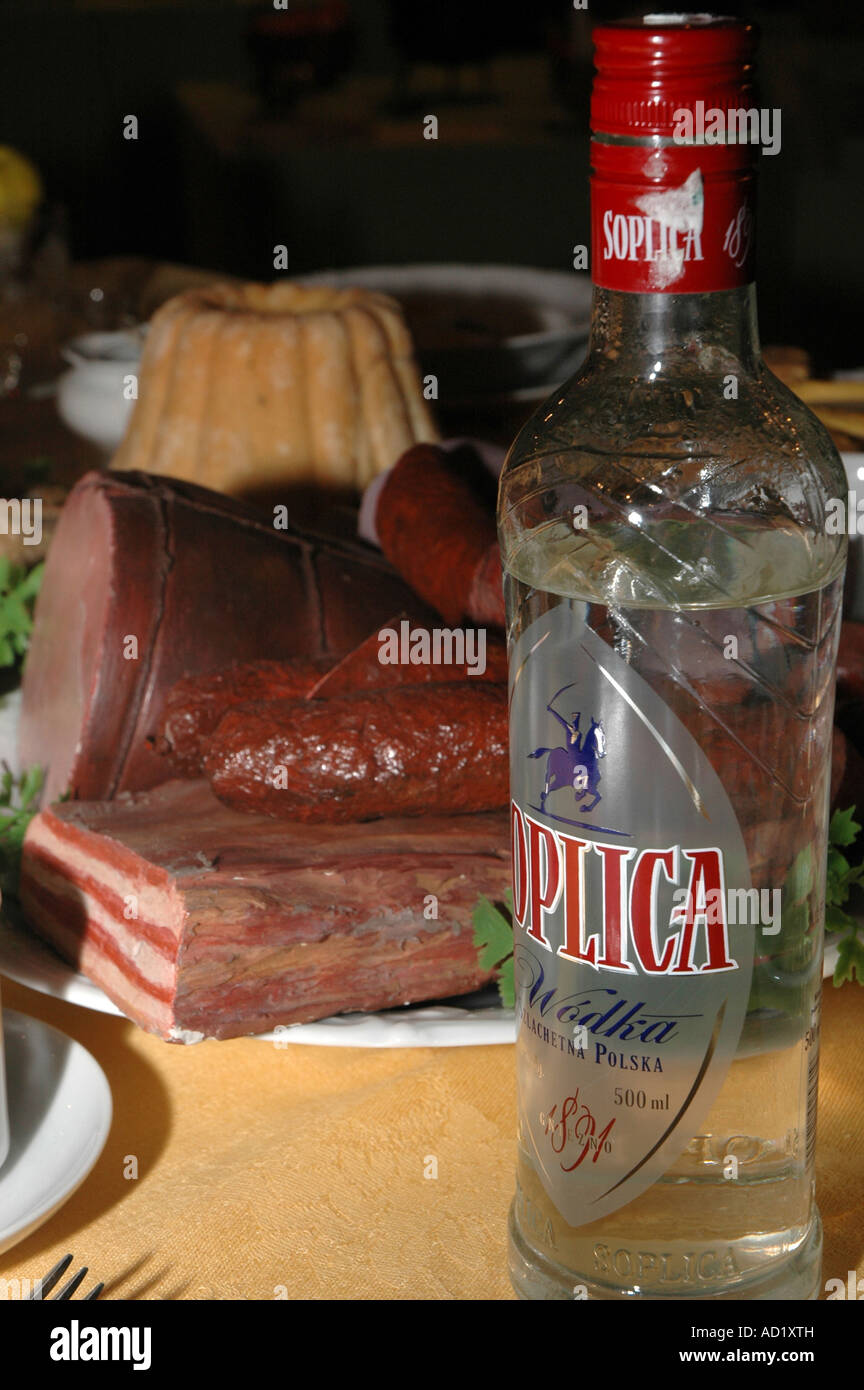 Le Plastique De La Cuisine Polonaise Traditionnelle Beaucoup De Viande Et Gateau Et Bouteille De Vodka Photo Stock Alamy