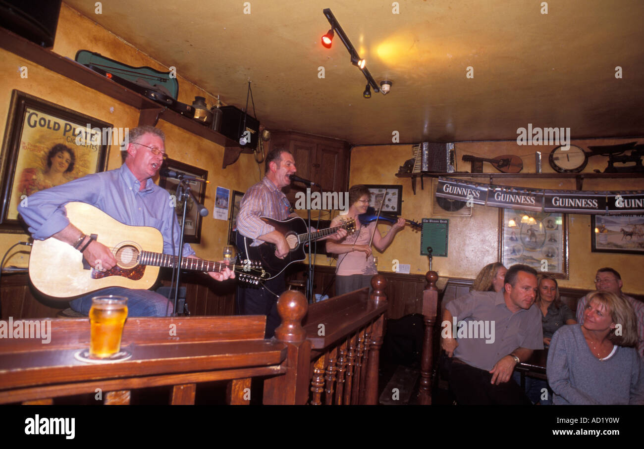 Faire de la musique des musiciens à le pub traditionnel le Brazen Head à Dublin en Irlande Banque D'Images