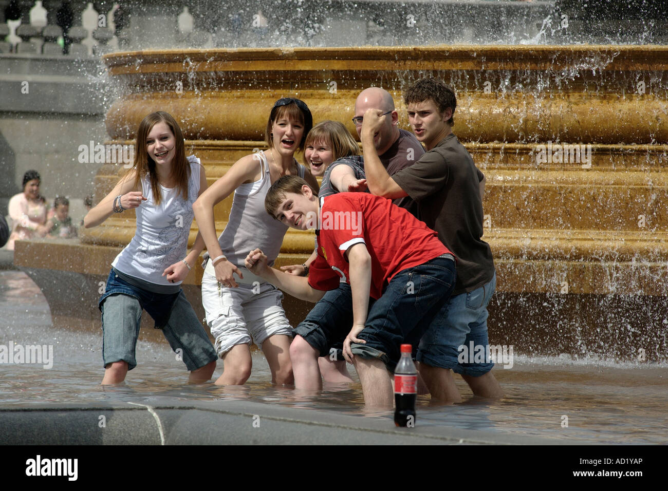 Famille touristiques posant en fontaine. Trafalgar Square, London, England, UK Banque D'Images