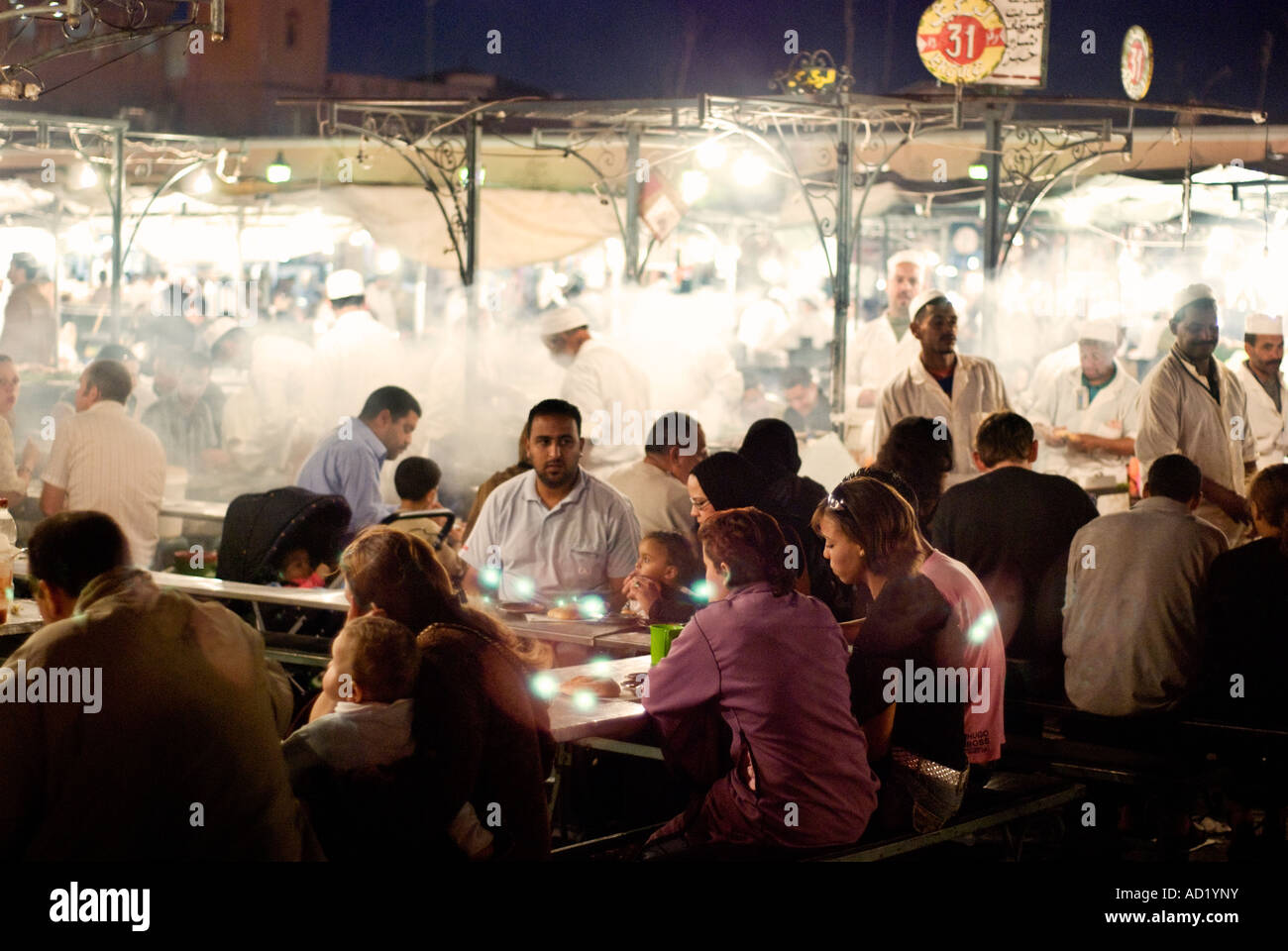 Manger dehors,la nourriture-cale au soir ,Place Jemaa el Fna à Marrakech,Maroc,nuit Banque D'Images
