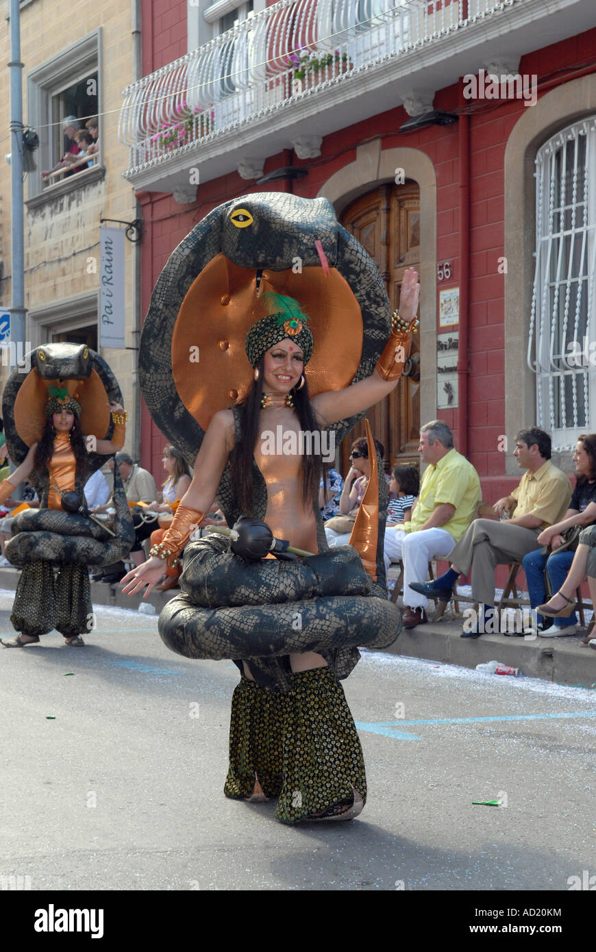 Les danseurs exotiques défilent dans les rues de Palafrugell Costa Brava dans la région de l'Espagne au cours de la Fiesta de juin 2007 Banque D'Images
