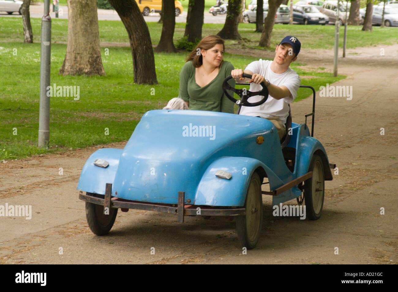 Voiture à pédale pour les adultes pour les voitures dans le parc Varosliget  Budapest Photo Stock - Alamy