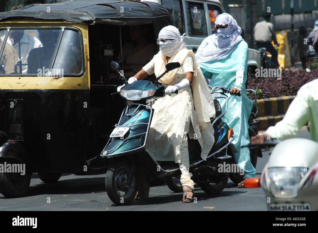 Cna73159 deux roues moto riders couvrir leur visage avec les écharpes pour éviter la chaleur de l'été à Nagpur, Maharashtra, Inde Banque D'Images