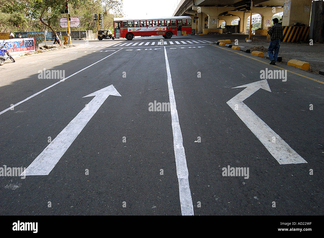 Cna72959 tout droit et tournez à droite sur le panneau routier est de l'autoroute express à Mumbai Maharashtra Inde Vikhroli Banque D'Images