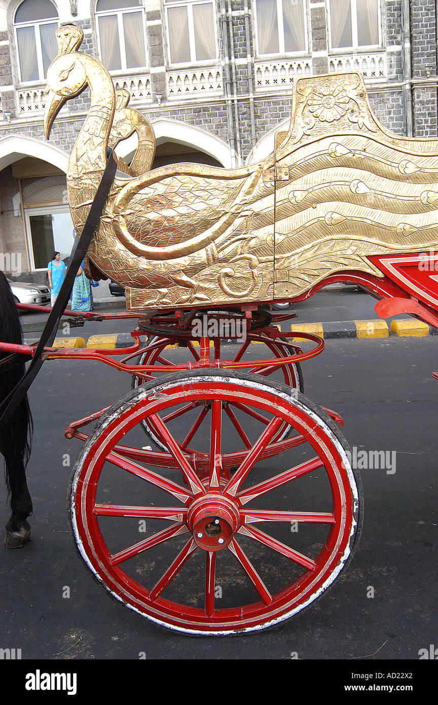 ASB72962 Paon d'or et la couleur rouge décoration Victoria les roues au passage de l'Inde Bombay Mumbai Maharashtra Inde Banque D'Images