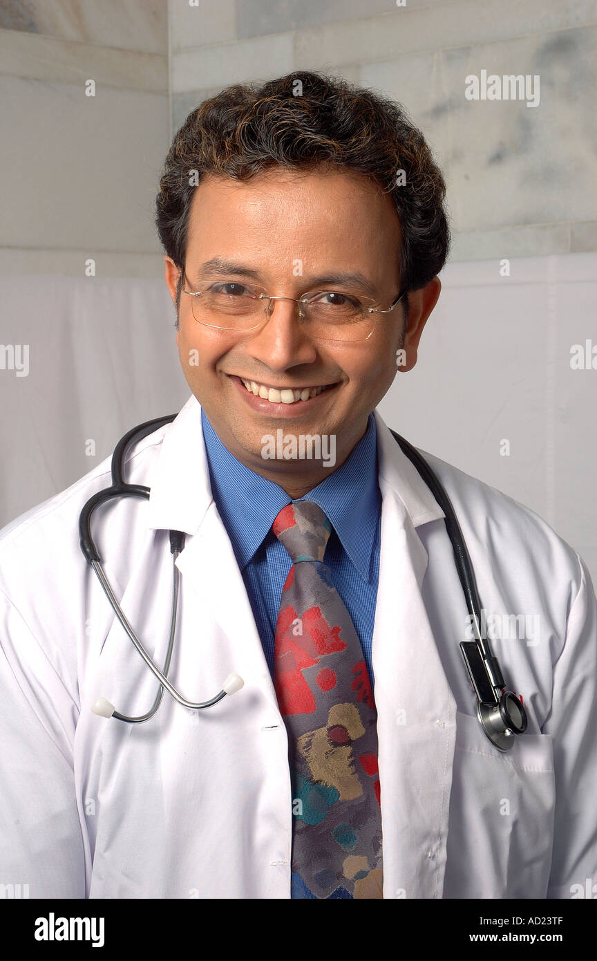 VEP72215 jeune médecin indien smiling in white coat avec stéthoscope dans l'hôpital clinique modèle libération Nombre 637 Banque D'Images