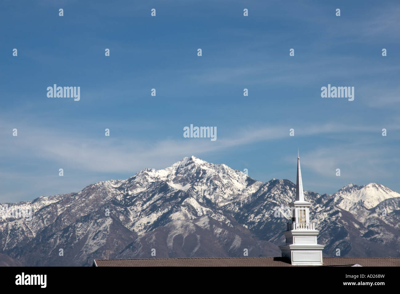 Un livre blanc clocher de l'église dans la vallée de Salt Lake, Utah, USA, avec les montagnes Rocheuses en arrière-plan. Banque D'Images