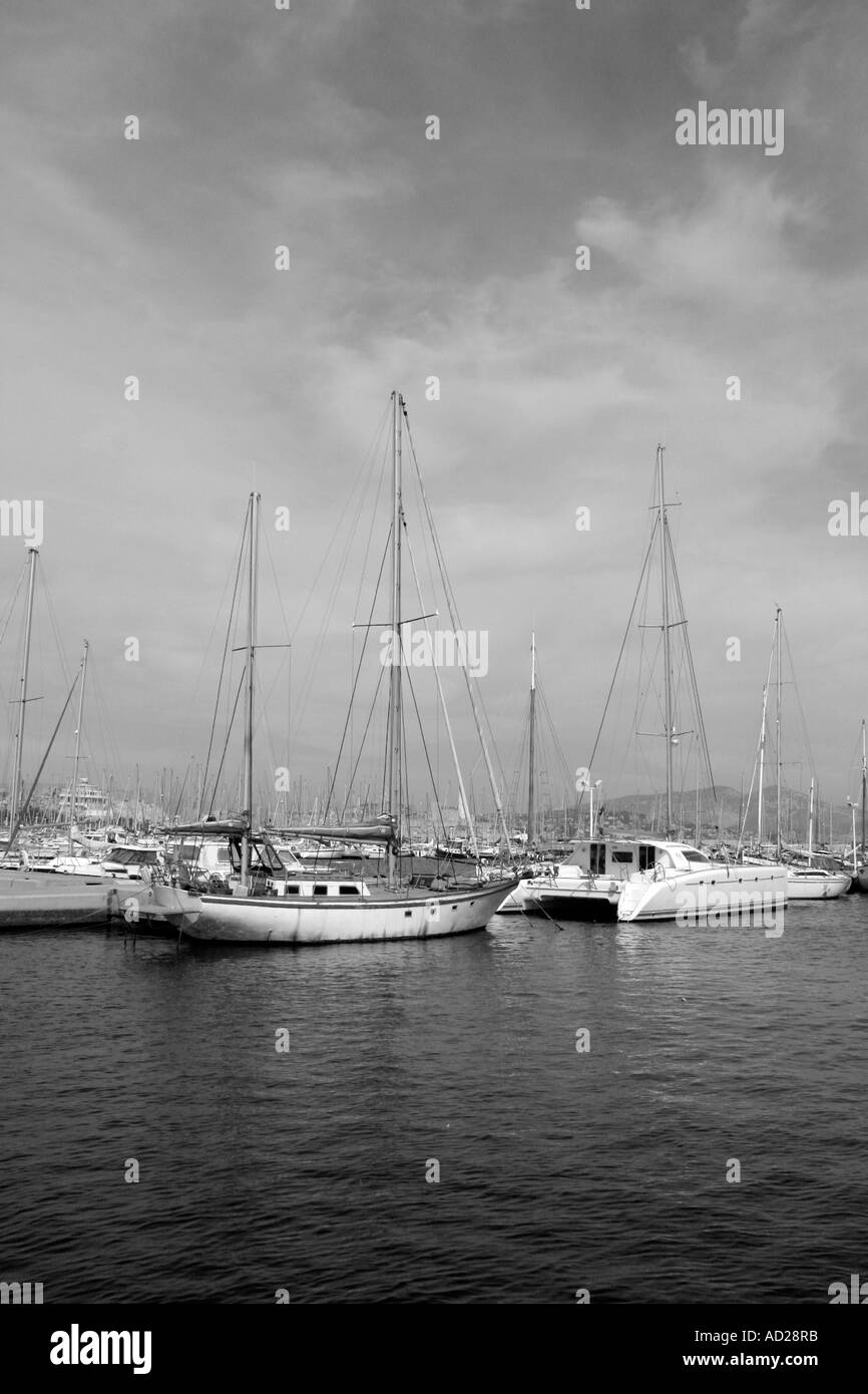 Bateaux dans le port de plaisance de l'île du Frioul, au large de Marseille, France - noir et blanc Banque D'Images