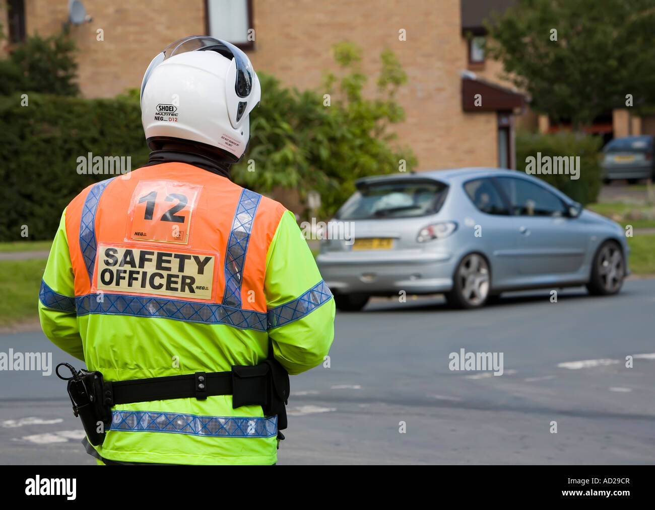 Agent de sécurité de la police de porter veste réfléchissante et le casque regarder Galles trafic UK Banque D'Images