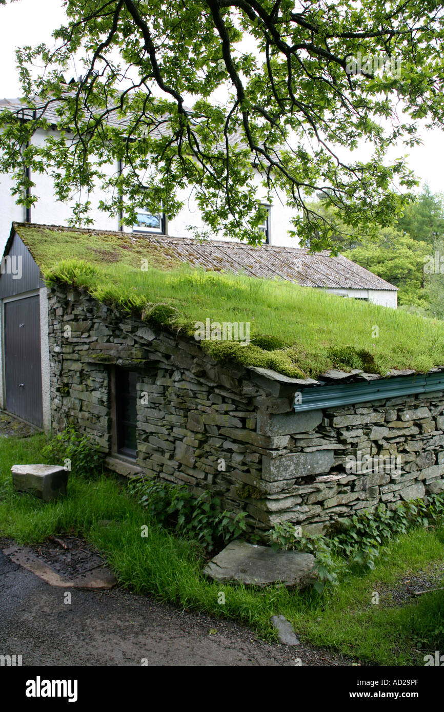 Un bâtiment toiture isolée avec turf dans le Lake District, Cumbria, Angleterre Banque D'Images