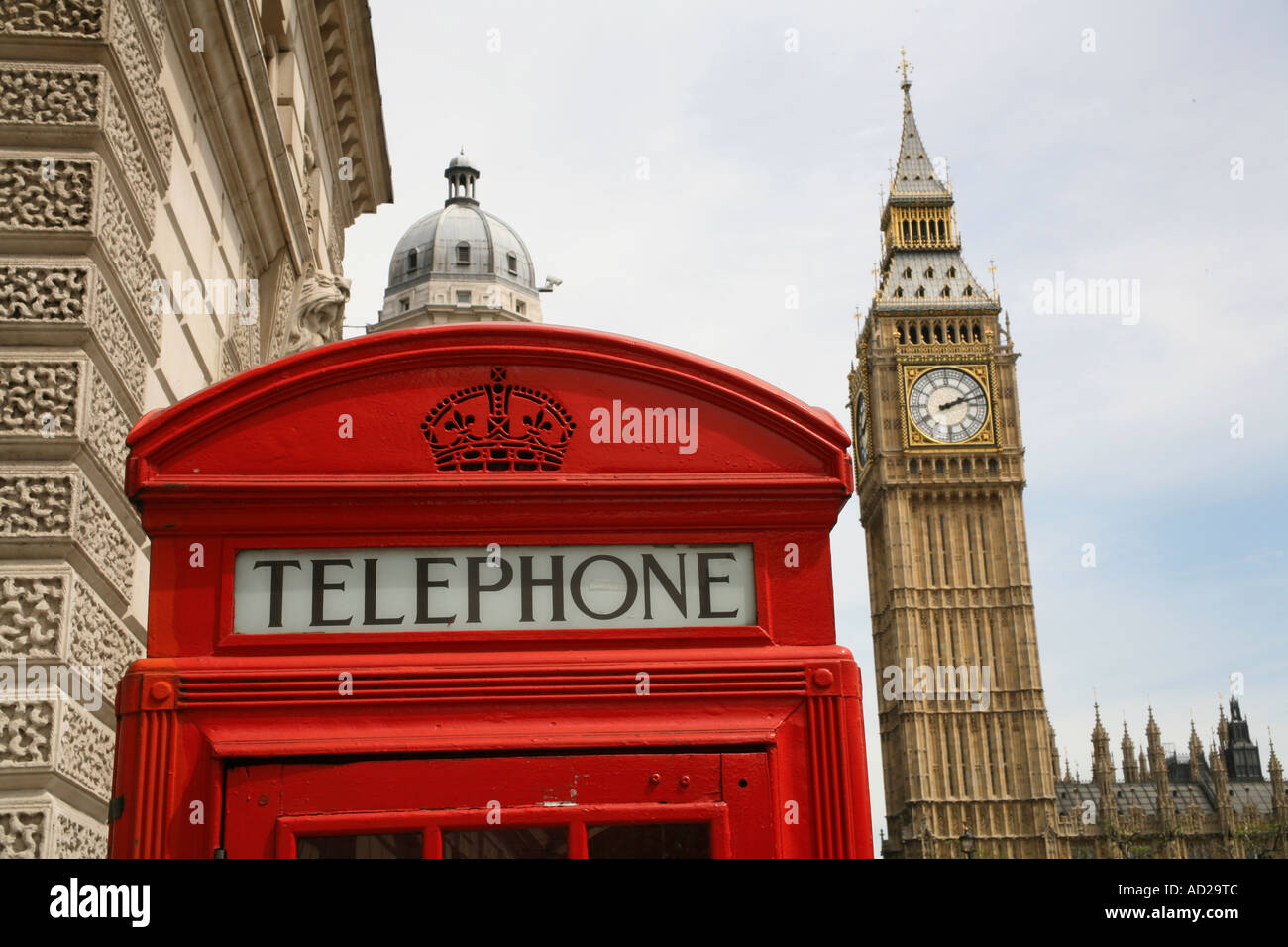 Red London téléphone fort au Parlement Square Londres Angleterre Banque D'Images
