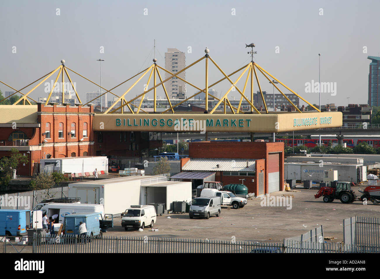 Le marché aux poissons de Billingsgate près du bâtiment de la Barclays à Canary Wharf Londres Angleterre Banque D'Images