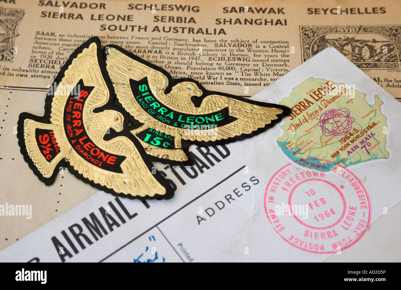 Forme libre premier timbre auto-adhésif à partir de la Sierra Leone avec deux timbres de la Sierra Leone en forme d'aigle Banque D'Images
