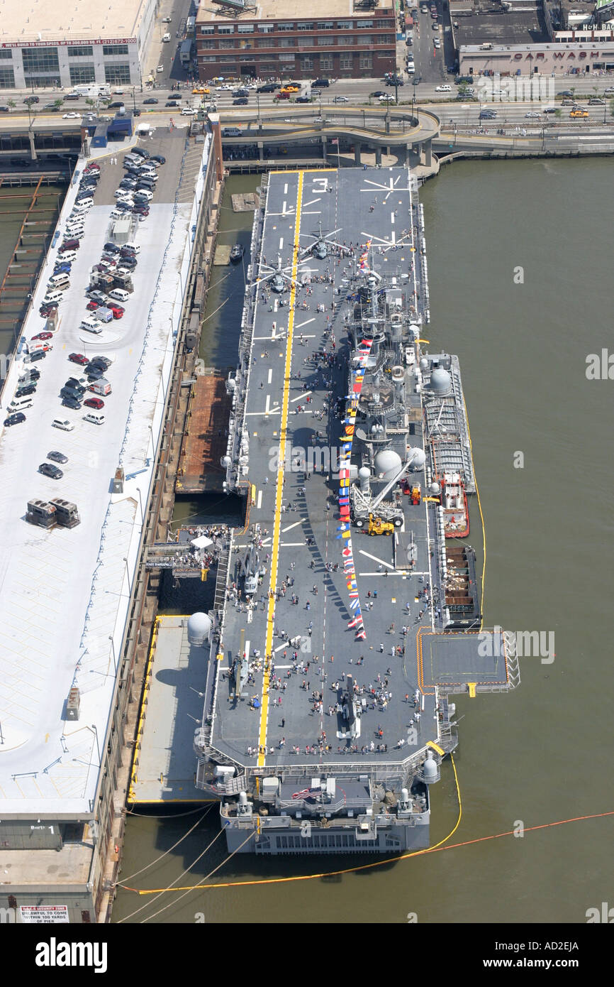 Vue aérienne d'avion militaire USS Intrepid Air and Space Museum au port de New York, NY, USA Banque D'Images
