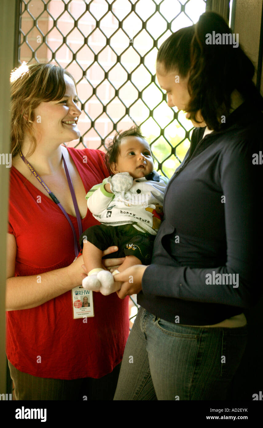 Sage-femme sur accueil visite de famille autochtone en Australie Banque D'Images