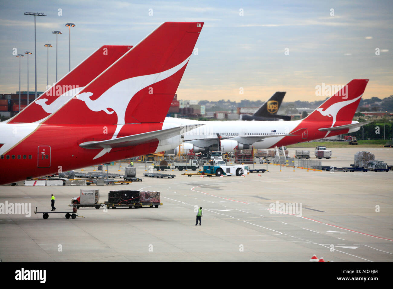 Qantas jumbo jets et un homme et les conteneurs de fret fret aérien à la maintenance depot à Sydney Banque D'Images