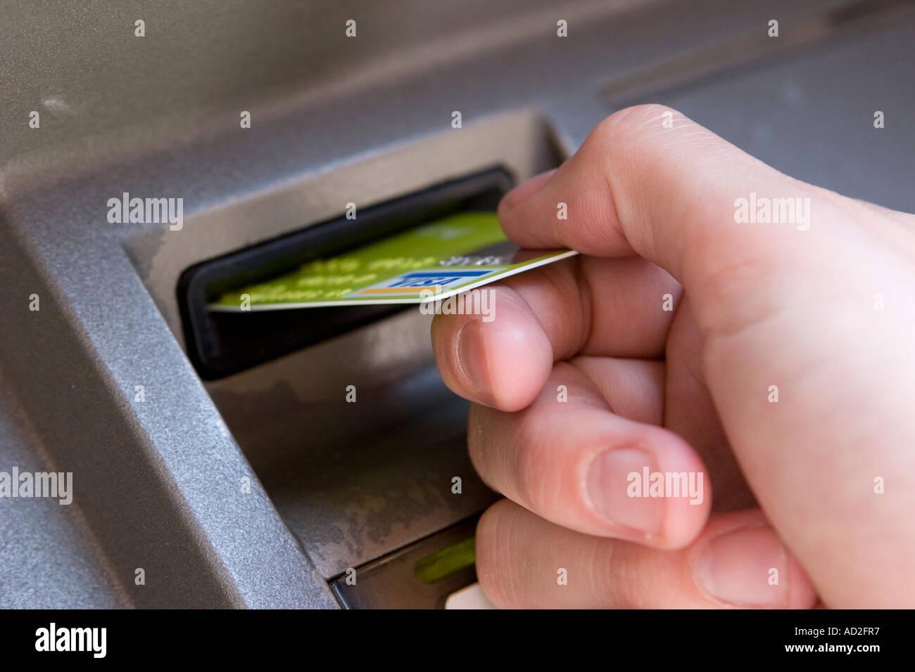 Close up de carte VISA soit inséré dans un guichet automatique machine à cash Banque D'Images