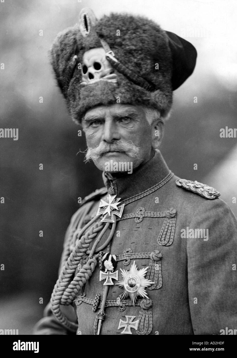 Field Marshall August von Mackensen 18491944 portant l'uniforme de la tête de mort Hussars Banque D'Images