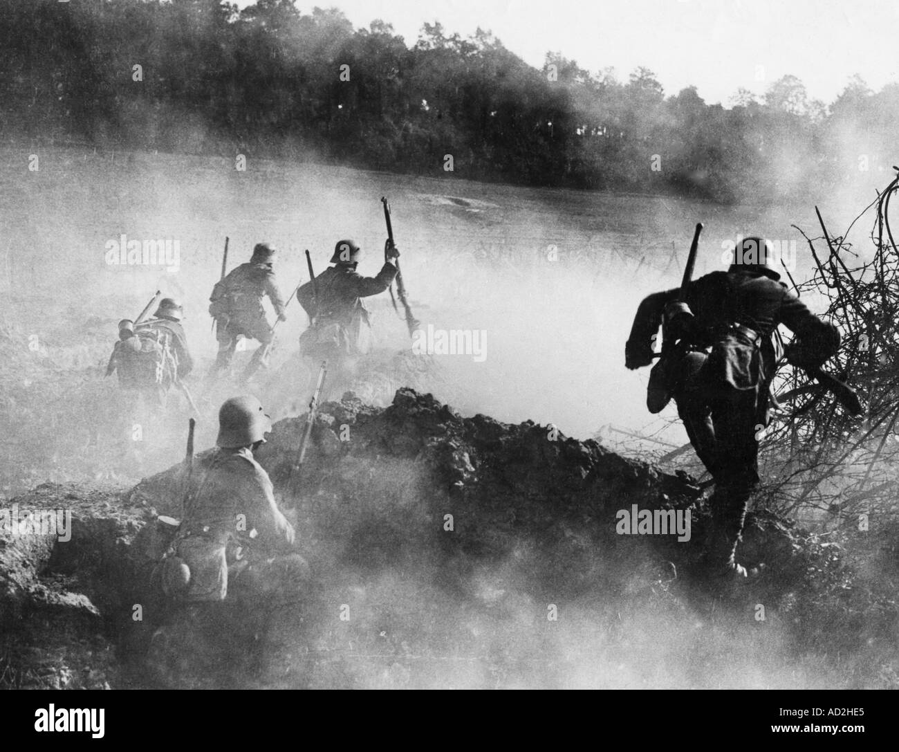 Assaut de l'infanterie allemande de la PREMIÈRE GUERRE MONDIALE sur le front de l'Ouest 1918, ils portent les casques d'acier qui avait remplacé le début de l'Pickelha Banque D'Images