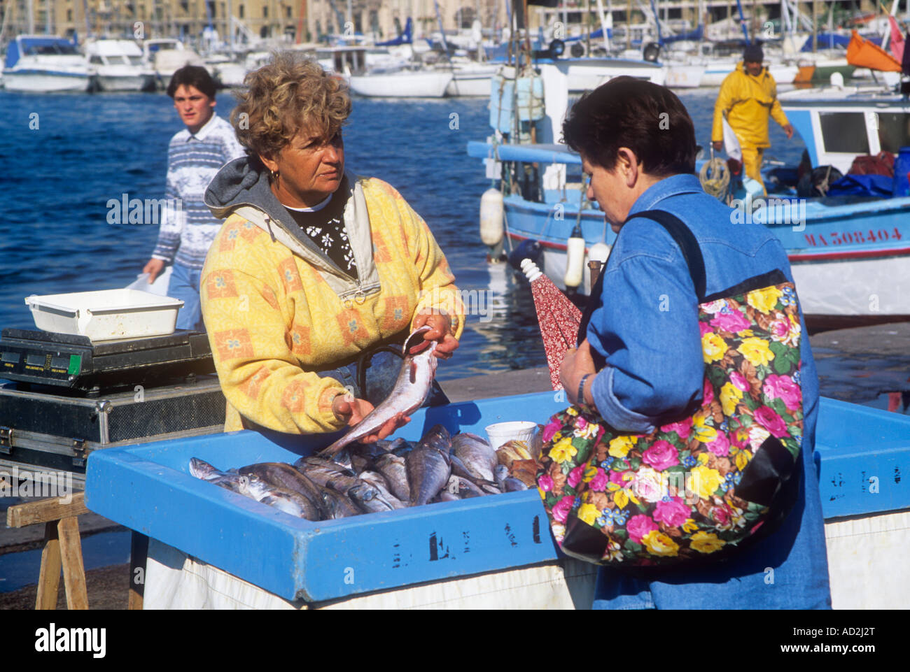 Vendeur de poisson frais à quai à Marseille, Provence, France Banque D'Images